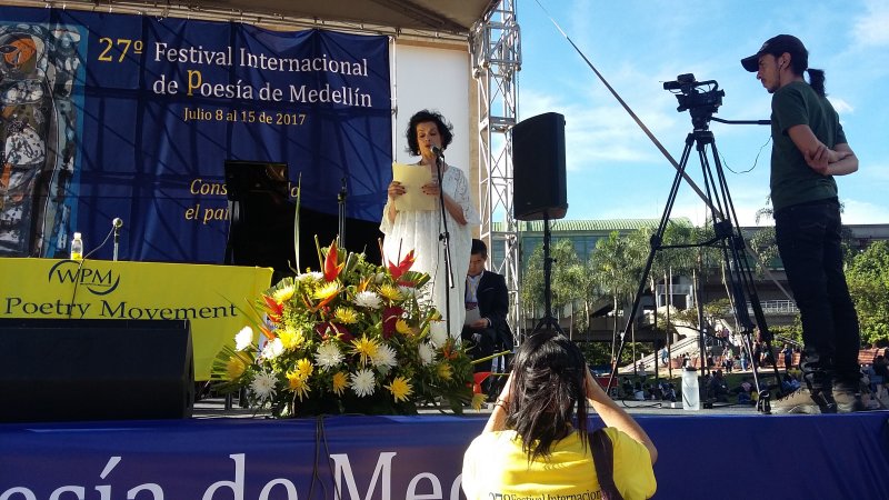 Laureate Bianca Jagger giving her opening address at the 27th International Poetry Festival of Medellin. Photo Nayla Azzinnari/Right Livelihood Award.